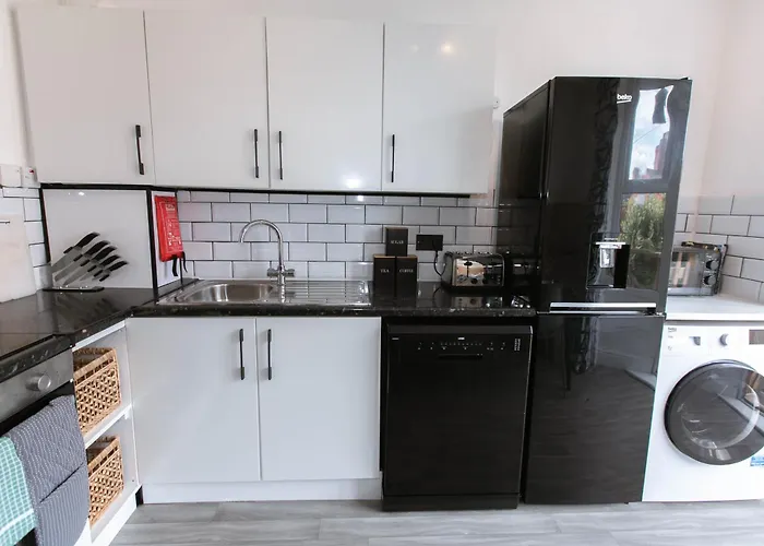 Central Apt Sleeps 6, Parking, Smart Tv, Garden, Contact For Discounted Prices