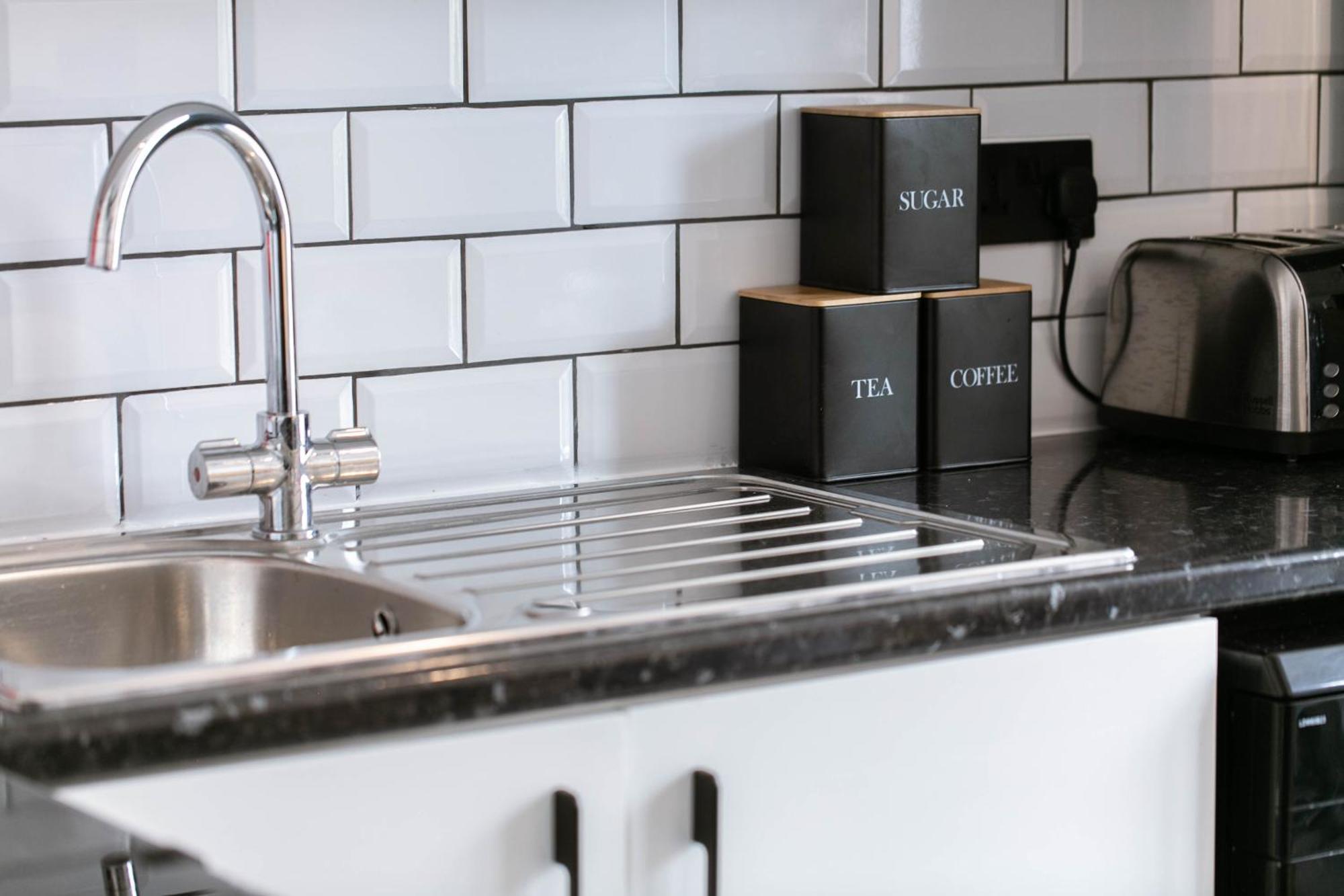 Sleeps 6, Parking, Smart Tv, Garden, Contact For Discounted Prices Apartment *
